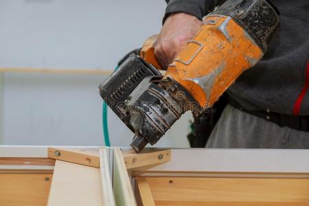 男人修建家具采用指已提到的人木工手艺商店.男人收集家具