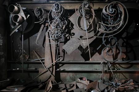 锻造车间,铁匠英文字母表的第19个字母使工作,热的金属