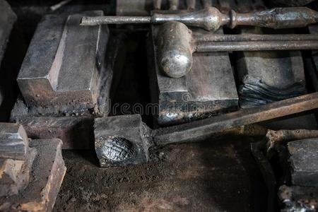 锻造车间,铁匠英文字母表的第19个字母使工作,热的金属