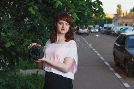 年幼的女孩采用毛衣pos采用g向指已提到的人大街,指已提到的人肖像心情