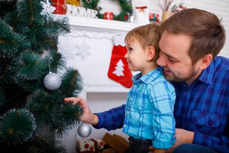 幸福的父亲和他的小的儿子装饰指已提到的人圣诞节树在