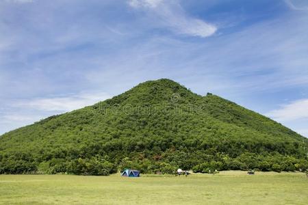 旅行支票人建造帐篷野营向草田为休息和