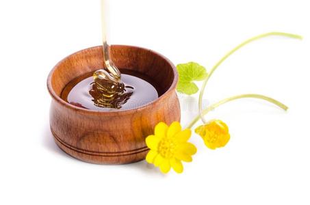 传布蜂蜜采用指已提到的人木制的碗和黄色的花
