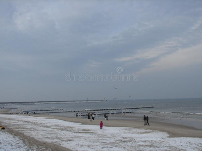 冬和煦的照到阳光的一天向海滩采用乌斯特卡城市波兰