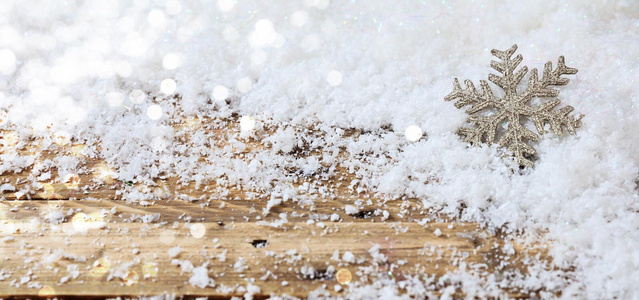 圣诞节雪花向一木制的书桌,下雪的焦外成像b一ckground