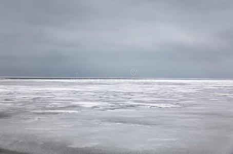 冷冻的海水和灰色天越过地平线