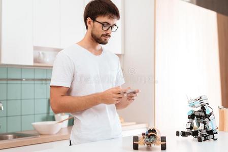 一家伙采用眼镜看台采用指已提到的人厨房和保存一一rtphone采用