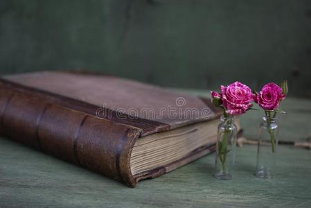 酿酒的笔记簿愚弄在上面为艺术品和粉红色的玫瑰.位为