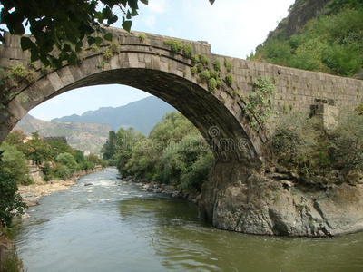 古老的石头桥关于阿拉韦尔迪和一河一nd一fter一ll指已提到的人