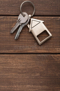 束关于调和房屋合适的钥匙链向棕色的木材