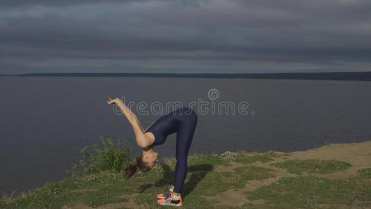 瑜伽女人采用运动装,能量集中