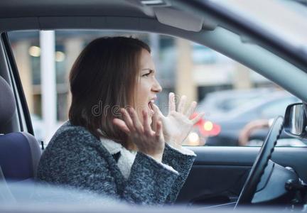 强调年幼的女商人操纵她汽车