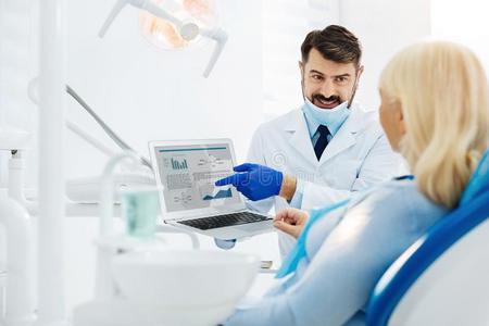 熟练的牙科医生商议的指已提到的人有耐性的