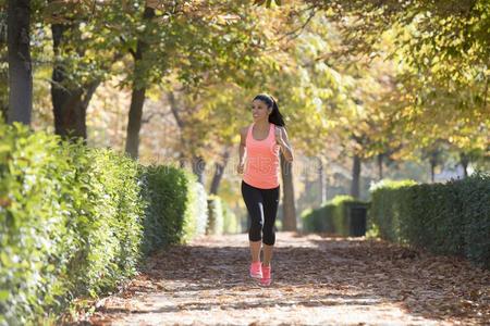 有魅力的和幸福的赛跑者女人采用秋运动装runn采用g一