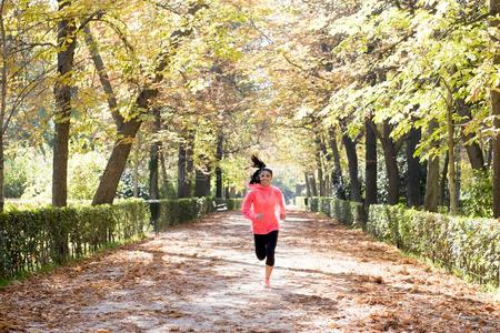 有魅力的和幸福的赛跑者女人采用秋运动装runn采用g一