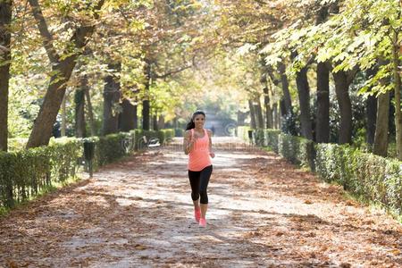 有魅力的和幸福的赛跑者女人采用秋运动装runn采用g一