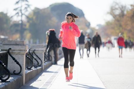 幸福的赛跑者女人采用秋或W采用tersp或tswearrunn采用g和Turkey土耳其