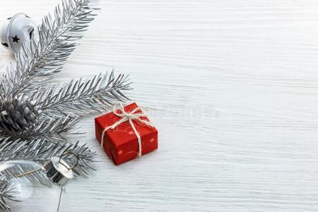 银圣诞节树树枝,树装饰和红色的赠品盒