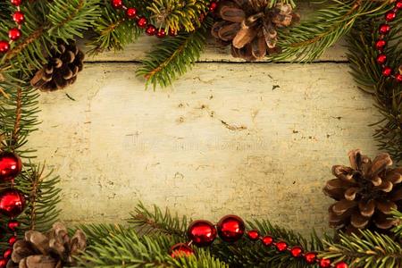 圣诞节框架装饰和冷杉树枝和松树圆锥细胞