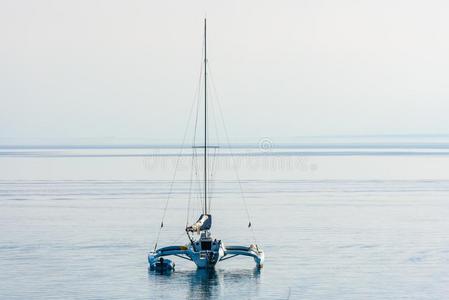 双体船是be的三单形式停泊采用镇定的海关于亚得里亚海的海.