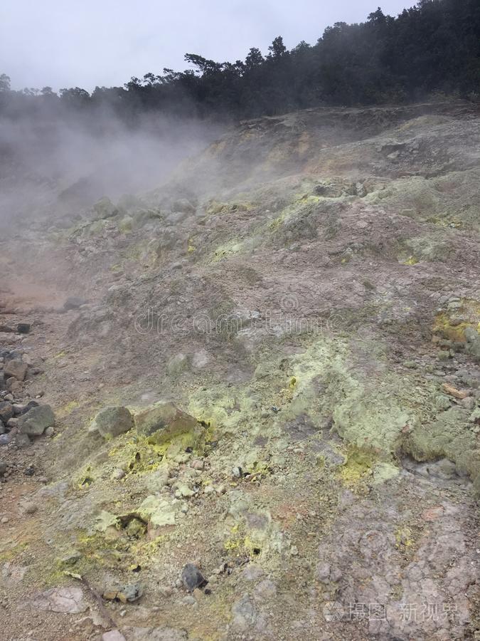 硫磺水晶在采用t.哈看不见的硫磺银行采用采用t.哈waii火山