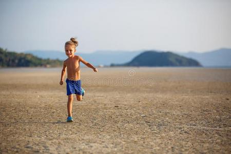 小的男孩向指已提到的人海滩