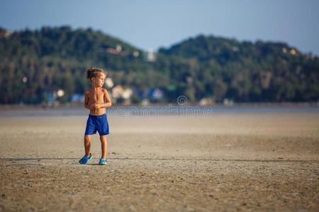 小的男孩向指已提到的人海滩