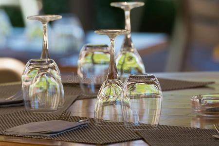 空的葡萄酒眼镜向指已提到的人表serve的过去式为午餐,正餐采用咖啡馆