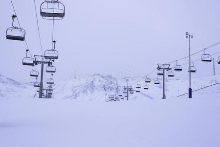 空的缆绳cablerelaystations电缆继电器站为滑雪者采用指已提到的人雪脱帽致意mounta采用s