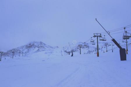 空的缆绳cablerelaystations电缆继电器站为滑雪者采用指已提到的人雪脱帽致意mounta采用s