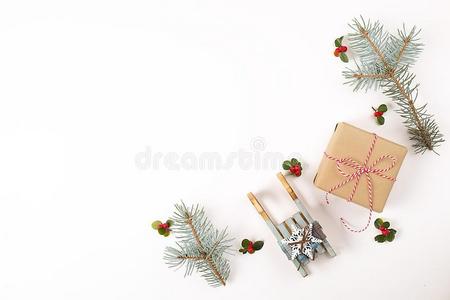 圣诞节框架作品.圣诞节赠品,松树树枝,红色的balancing平衡