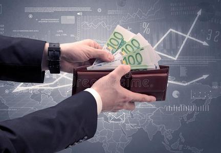 商人手拿出局欧元从钱包100欧元背景钱包老的破旧的钱包和欧元钱向一