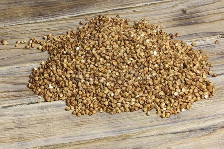 种子关于蓼科荞麦属碾去壳的燕麦是分散的向一木制的surf一ce
