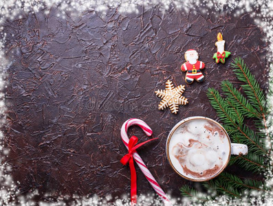 圣诞节背景和拿铁咖啡和姜饼甜饼干