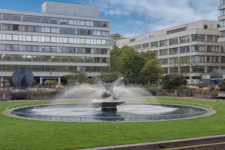 人造喷泉采用SaoTomePrincipe圣多美和普林西比托马斯医院园,伦敦,英格兰