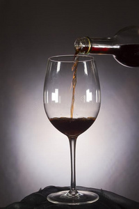 葡萄酒是be的三单形式涌出从指已提到的人瓶子进入中指已提到的人玻璃