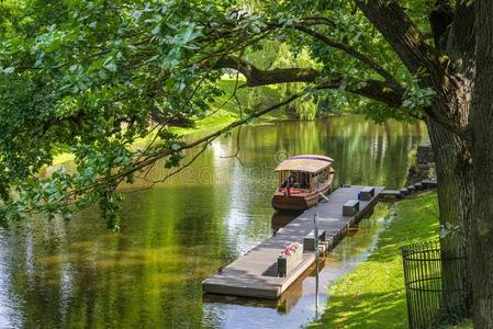 木材小船向指已提到的人城市河采用指已提到的人中央的公园关于里加里加湾,拉脱维亚.