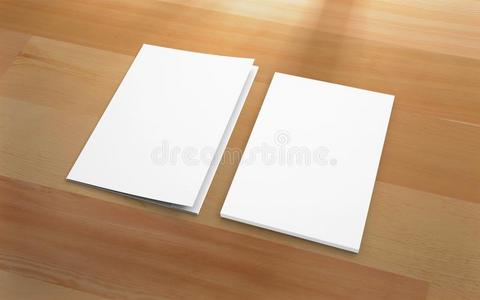 空白的文件夹和信笺上方的印刷文字向木制的背景.