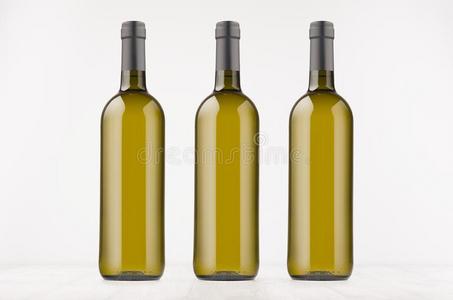 num.三绿色的葡萄酒瓶子和白色的葡萄酒向白色的木制的板