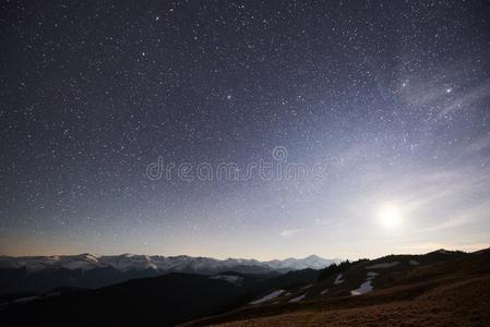 美丽的夜ofsky在上面山