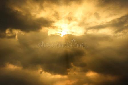 太阳微量通过多云的天,希望或opp或tunity观念