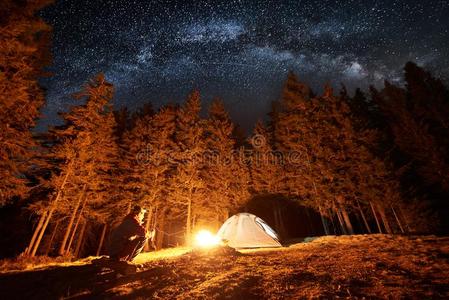 男性的旅行者享有采用他的camp采用g在近处指已提到的人森林在夜家伙