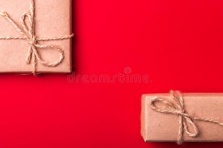 赠品盒向红色的背景.平的放置.颜色汹涌.