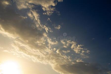 美丽的云采用指已提到的人天在日落