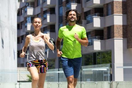 年幼的对慢跑为健康采用都市的环境向夏