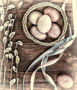 复活节卵和柳树树枝.受精幸福的复活节