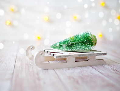 圣诞节树向指已提到的人玩具雪橇.圣诞节和新的年卡片向wickets三柱门