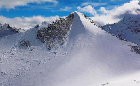 看关于雪脱帽致意山关于栋巴伊.冬和煦的照到阳光的一天,织布机