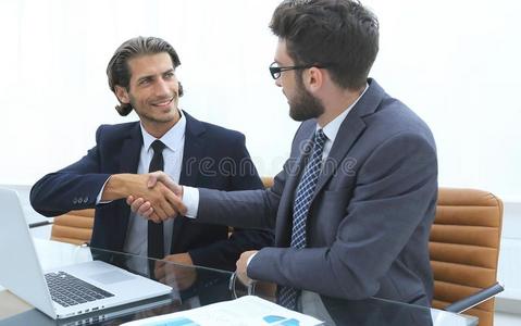 握手商业男人一次在的后面一书桌.