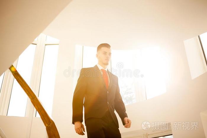 肖像关于年幼的商人步行向楼梯